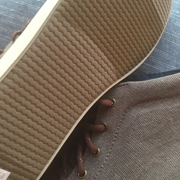 SALE! 🛍SPERRY BOY’S MID TOP SNEAKER 👟 - Picture 5 of 7